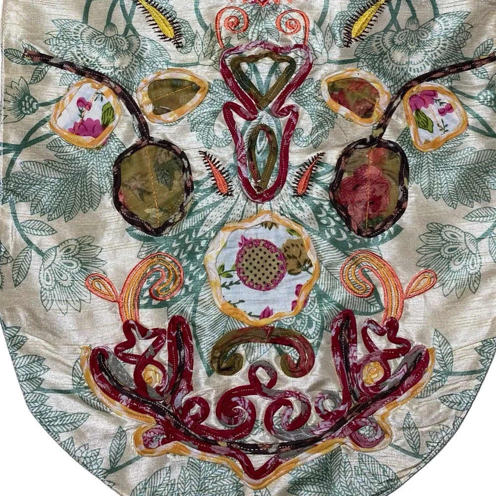 Pier 1 Floral Embroidered Table Runner ceramic‎ bead yarn tassel